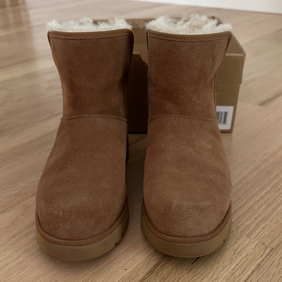 UGG Classic Tan Boots with Shearling - Picture 1 of 4